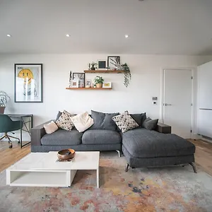 https://stunning-riverside-view-apartment-near-canary-wharf-o2.brighton-hotels-england.com