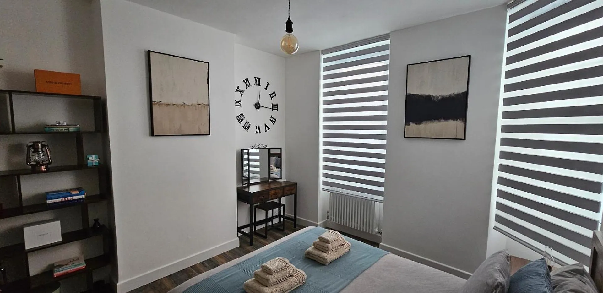 Tower Bridge Spacious King Bedroom With Extra Large Windows London United Kingdom