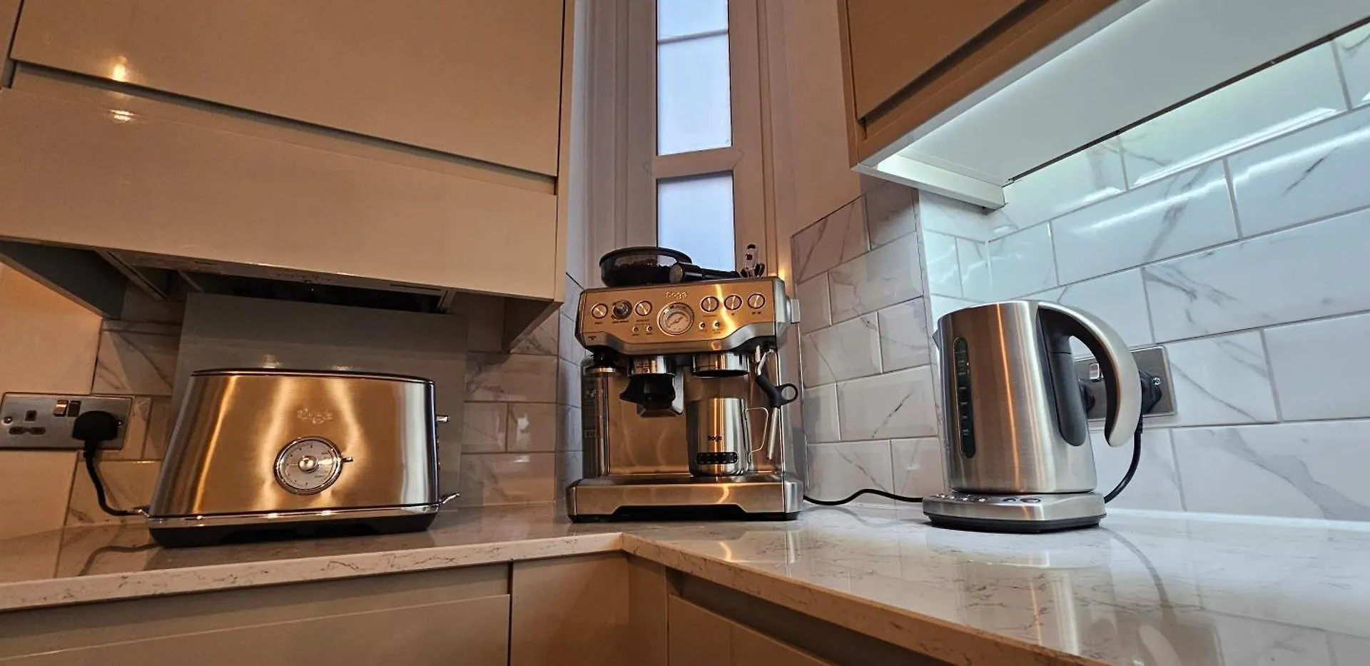Homestay Tower Bridge Spacious King Bedroom With Extra Large Windows London