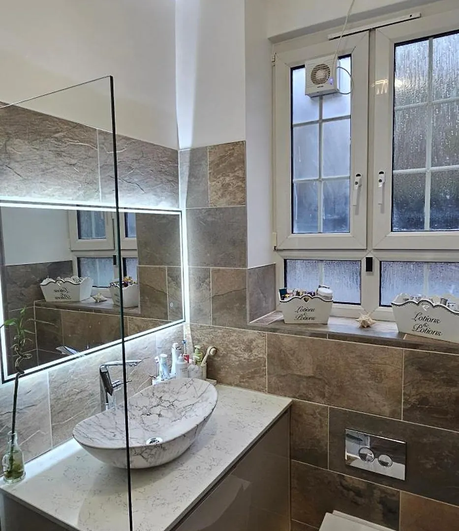 Homestay Tower Bridge Spacious King Bedroom With Extra Large Windows London