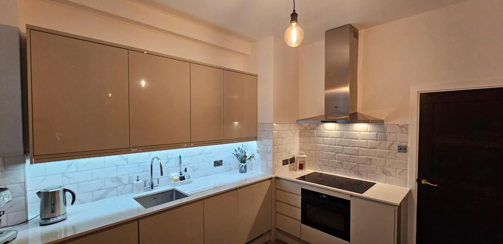 Homestay Tower Bridge Spacious King Bedroom With Extra Large Windows London United Kingdom